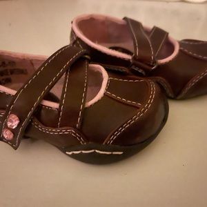 Infant baby girl size 2 brown and pink shoe.